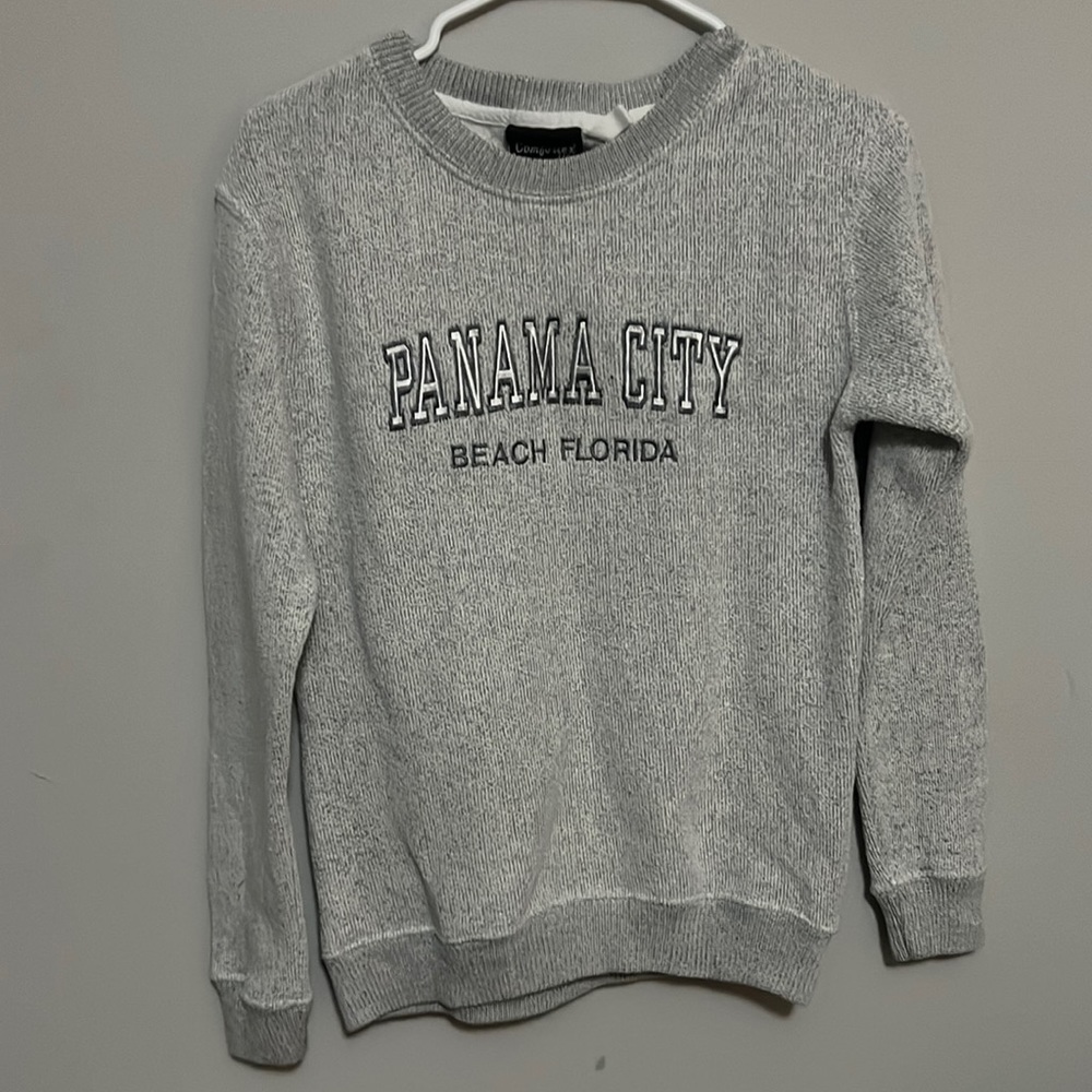 grey knitted sweater